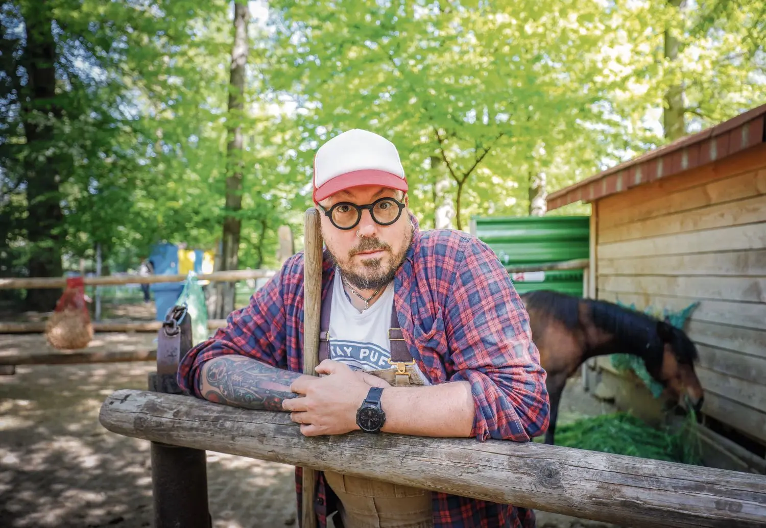 Achim Spannagel ist Sozialpädagoge und seit 2018 Leiter der Jugendfarm Ulm. Der 48-jährige ist Vater einer Tochter und neben seiner Arbeit mit Tieren als Deejot Roter Freibeuter unterwegs.