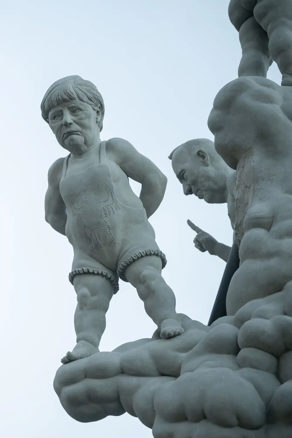 Immerhin bekleidet: Kanzlerin Angela Merkel.