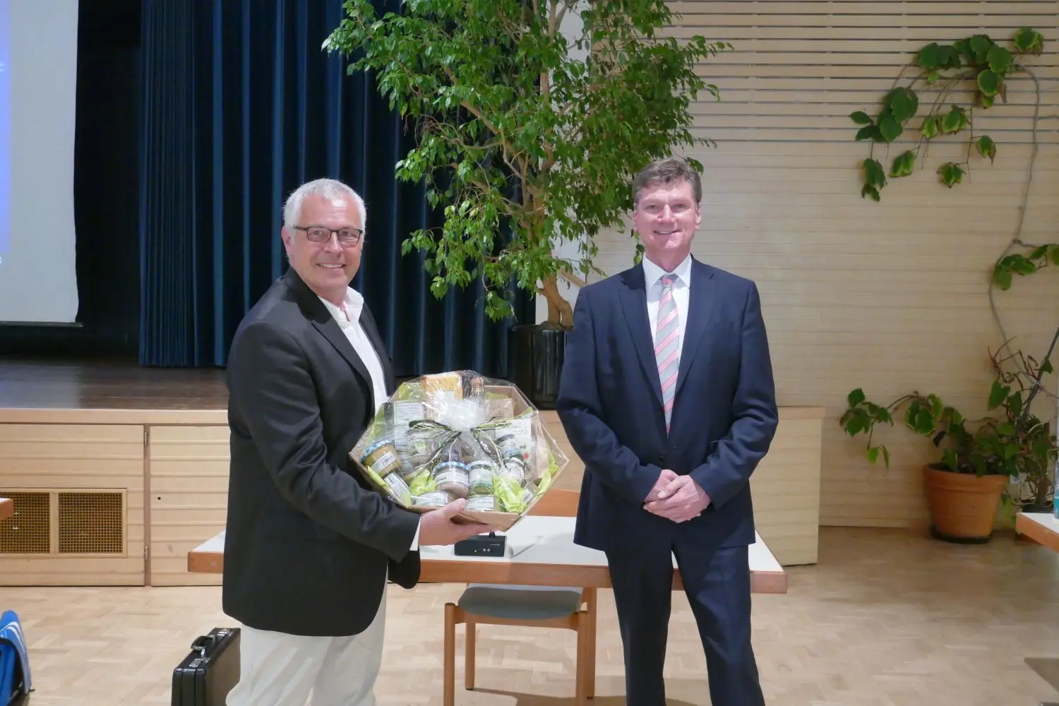 Klaus Kaufmann (rechts) bedankt sich bei Stefan Kielbassa.⇥