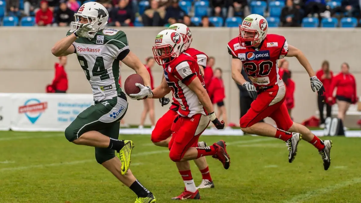 So haben die Unicorns-Fans Moritz Böhringer in Erinnerung: Er läuft seinen Gegnern, wie auf dem Bild in der Saison 2015 den Stuttgart Scorpions, einfach davon.