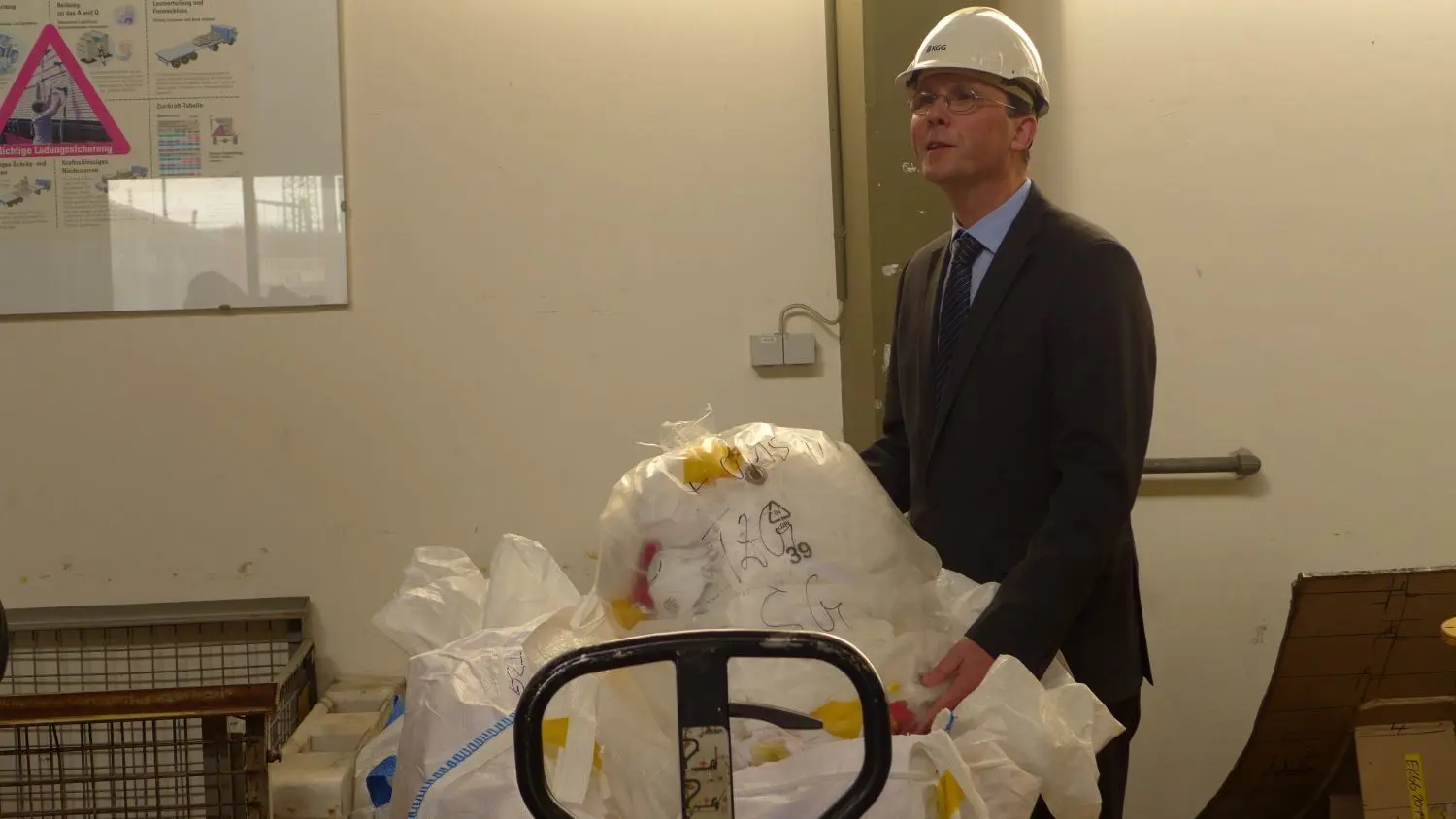 Heiko Ringel, technischer Geschäftsführer des Atomkraftwerkes Gundremmingen, mit einem Sack mit noch freizumessenden Mischabfällen aus dem Kontrollbereich in den Händen