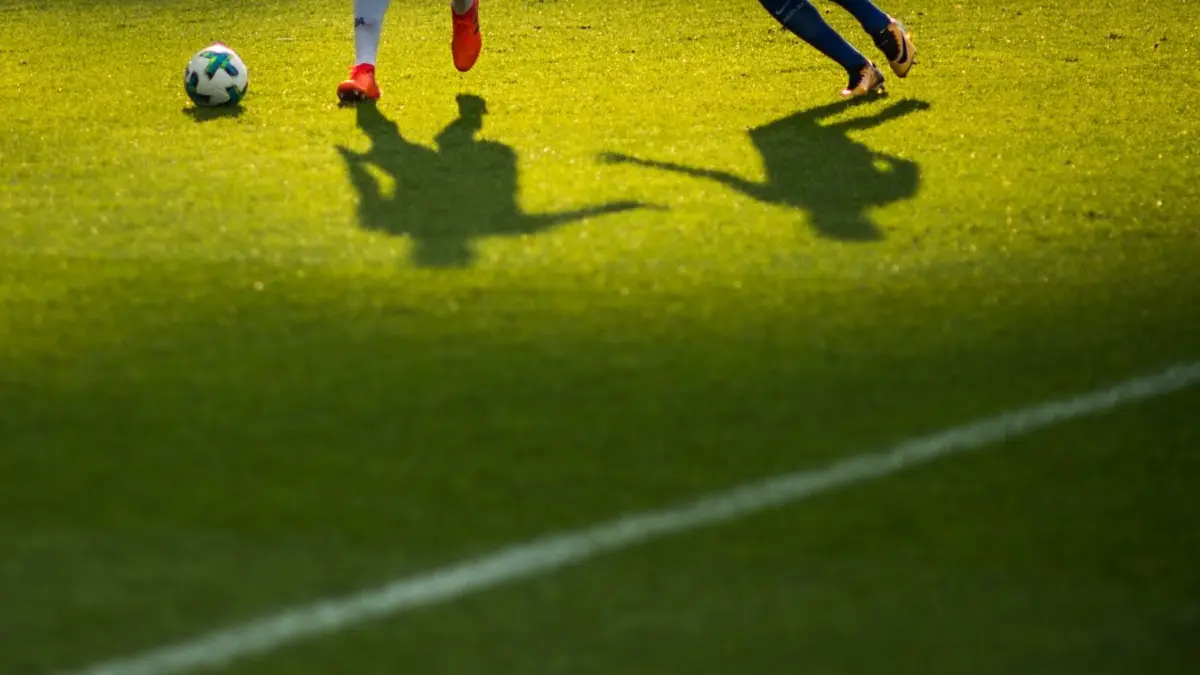 Dünsbach setzt sich klar gegen Neunstein durch. (Symbolfoto)
ARCHIV - 14.10.2017, Berlin: Fußball Bundesliga, Hertha BSC - FC Schalke 04, 8. Spieltag am 14.10.2017 in Olympiastadion, Berlin. Schalkes Naldo (l) und Herthas Davie Selke kämpfen um den Ball. (Illustration zu dpa: "Kürzer, konzentrierter, komplizierter: Bundesligaspielplan 2020/21") Foto: picture alliance / Sophia Kembowski/dpa +++ dpa-Bildfunk +++