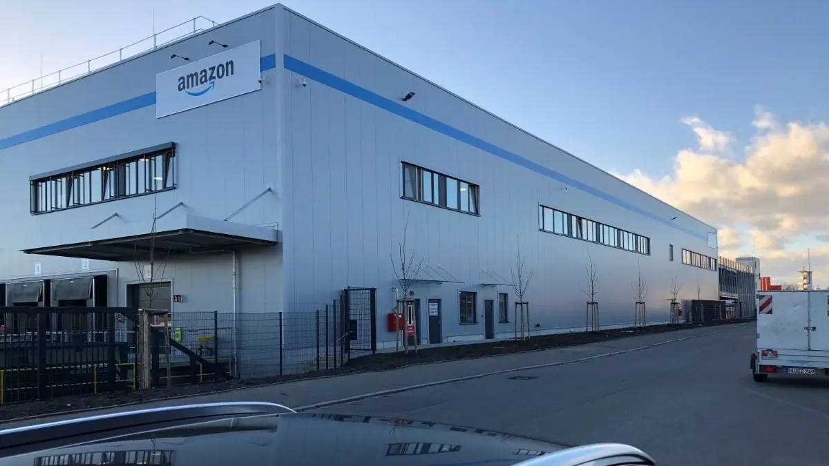 In Neu-Ulm durfte Amazon ein Verteilzentrum bauen, am Allgäu Airport klappt es nicht.