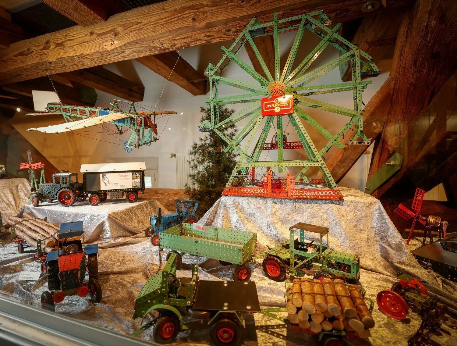 Das Riesenrad und weitere Modelle der Ausstellung.