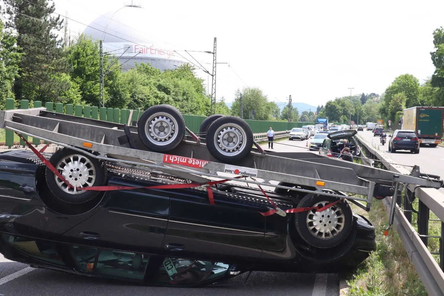 Nachdem sich ein Anhänger mitsamt aufgeladenem Kleinwagen überschlug wurde die B28 gesperrt. Der Verkehr staut sich bis weit in die Stadt hinein.