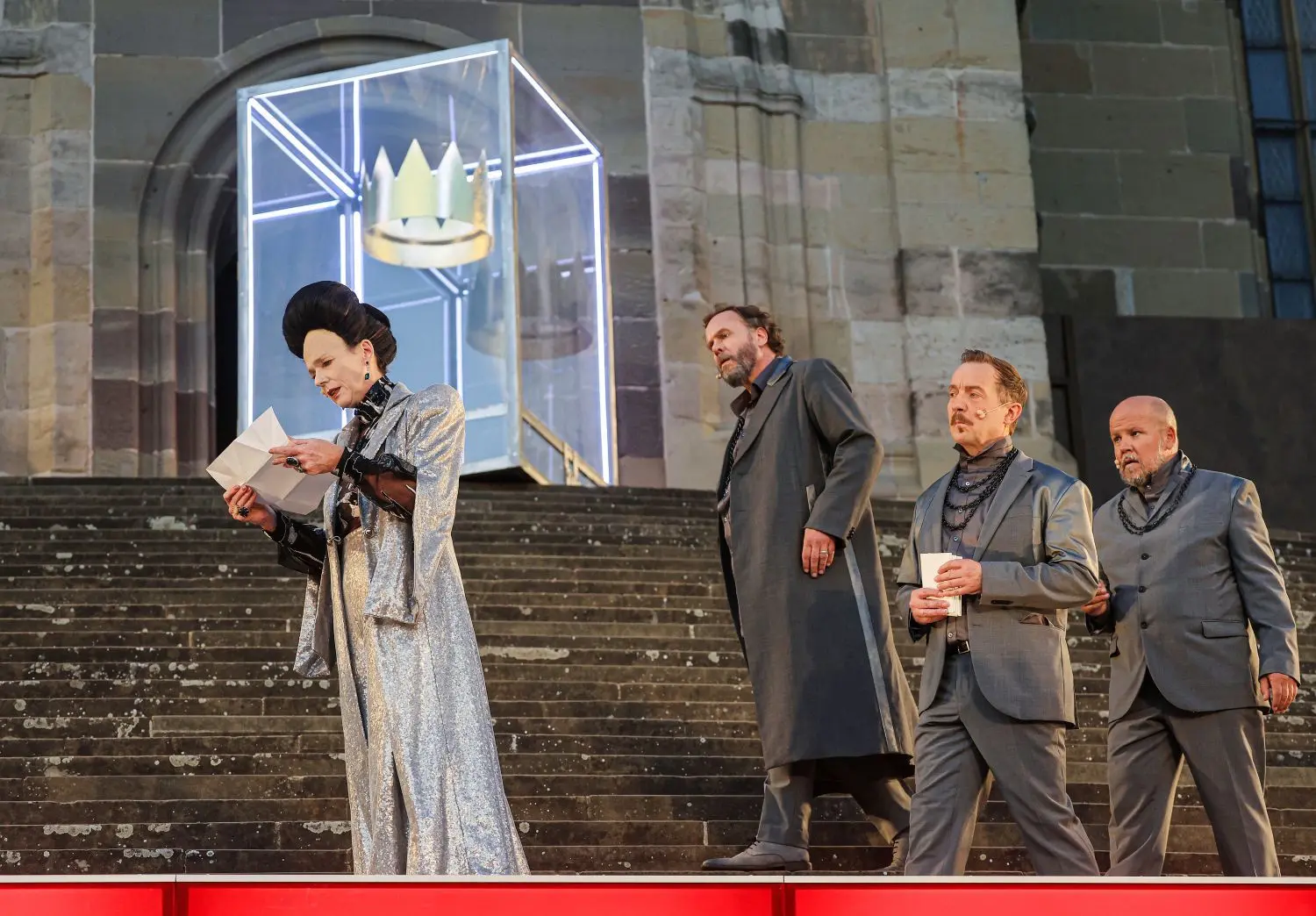 Briefe spielen in „Maria Stuart“ immer wieder eine Rolle. Von links: Franziska Becker, Gunter Heun, Dirk Weiler, Mario Gremlich.