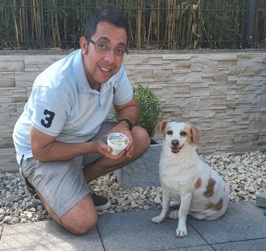 Christian Scaletta aus Meckenbeuren mit Hund Lilly und Bello-Eis.
