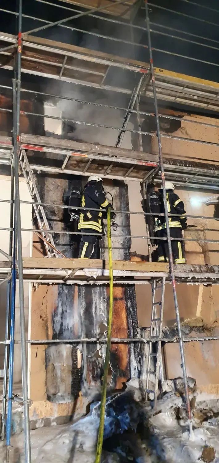 Im Hechinger Gewerbegebiet "Lotzenäcker" hat die Holzfassade eines Firmen-Rohbaus lichterloh gebrannt. Die Feuerwehr Hechingen löschte.