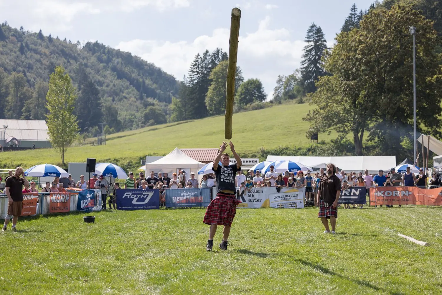 Bei den zweiten Traufgames sind neun Mannschaften angetreten. Zahlreiche Besucher verfolgten die Highland Games für Schwaben auf dem Pfeffinger Sportgelände. In mehreren Disziplinen wie Baumstammwerfen, Bügeleisenweitstoßen oder auf einem Traktorreifen-Parcours war wieder Kraft und Ausdauer gefragt.⇥