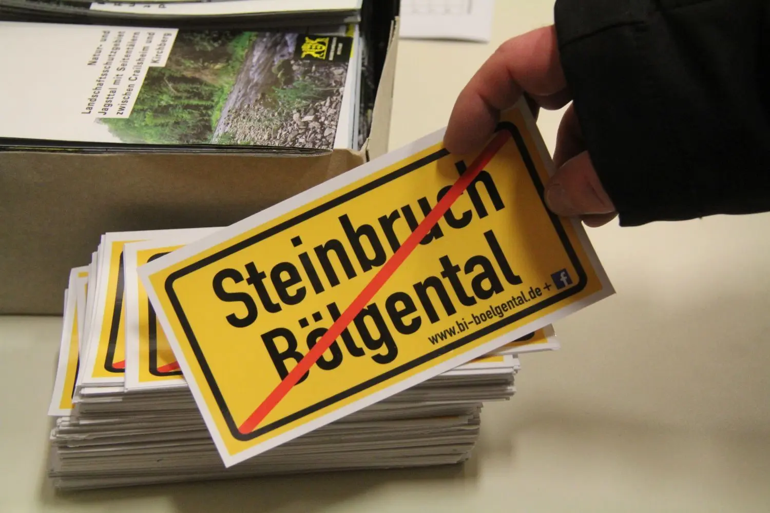 Die Bürgerinitiative hat Aufkleber drucken lassen und sagt damit: „Kein Steinbruch in Bölgental“. Mitnehmen konnte man die Aufkleber bei der Info-Veranstaltung in Gröningen.⇥