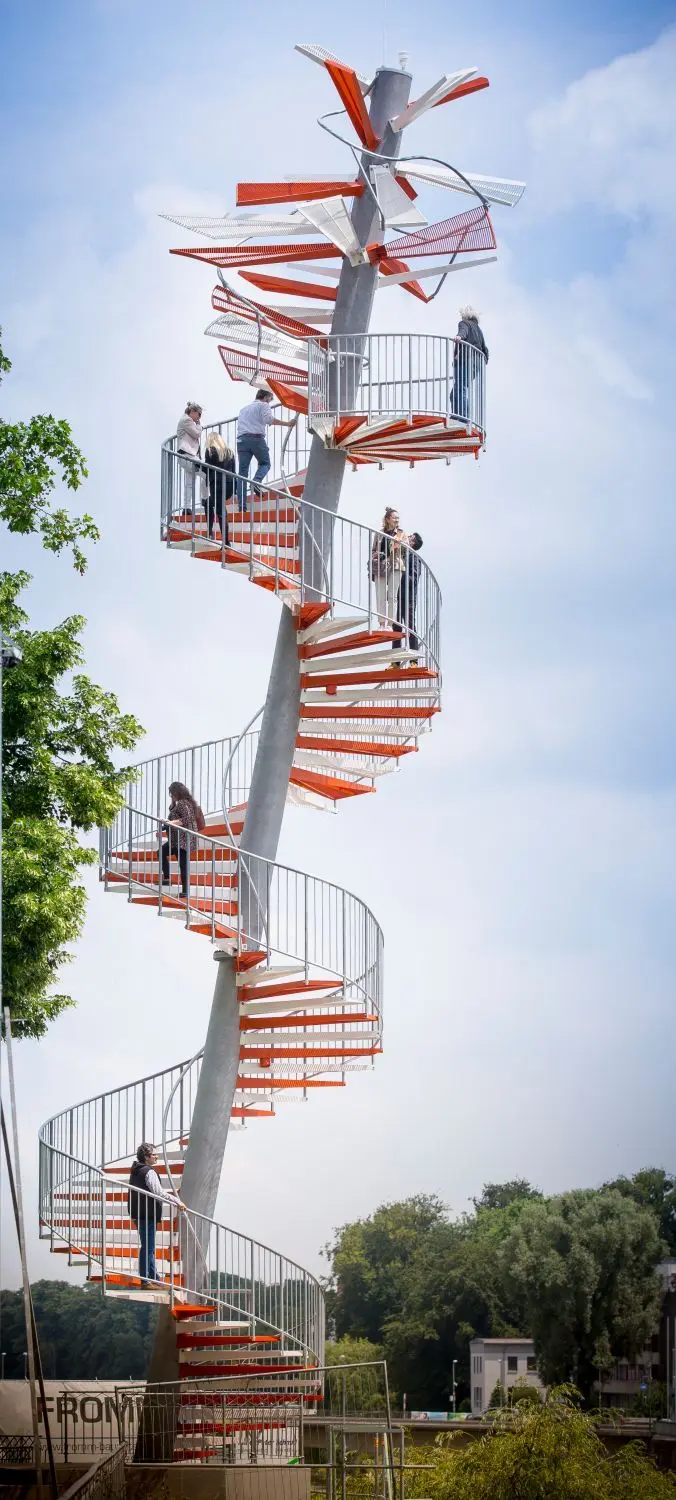 Die stählern gebaute Verunsicherung: Der Berblinger-Turm lädt zu einer körperlichen Erfahrung ein.