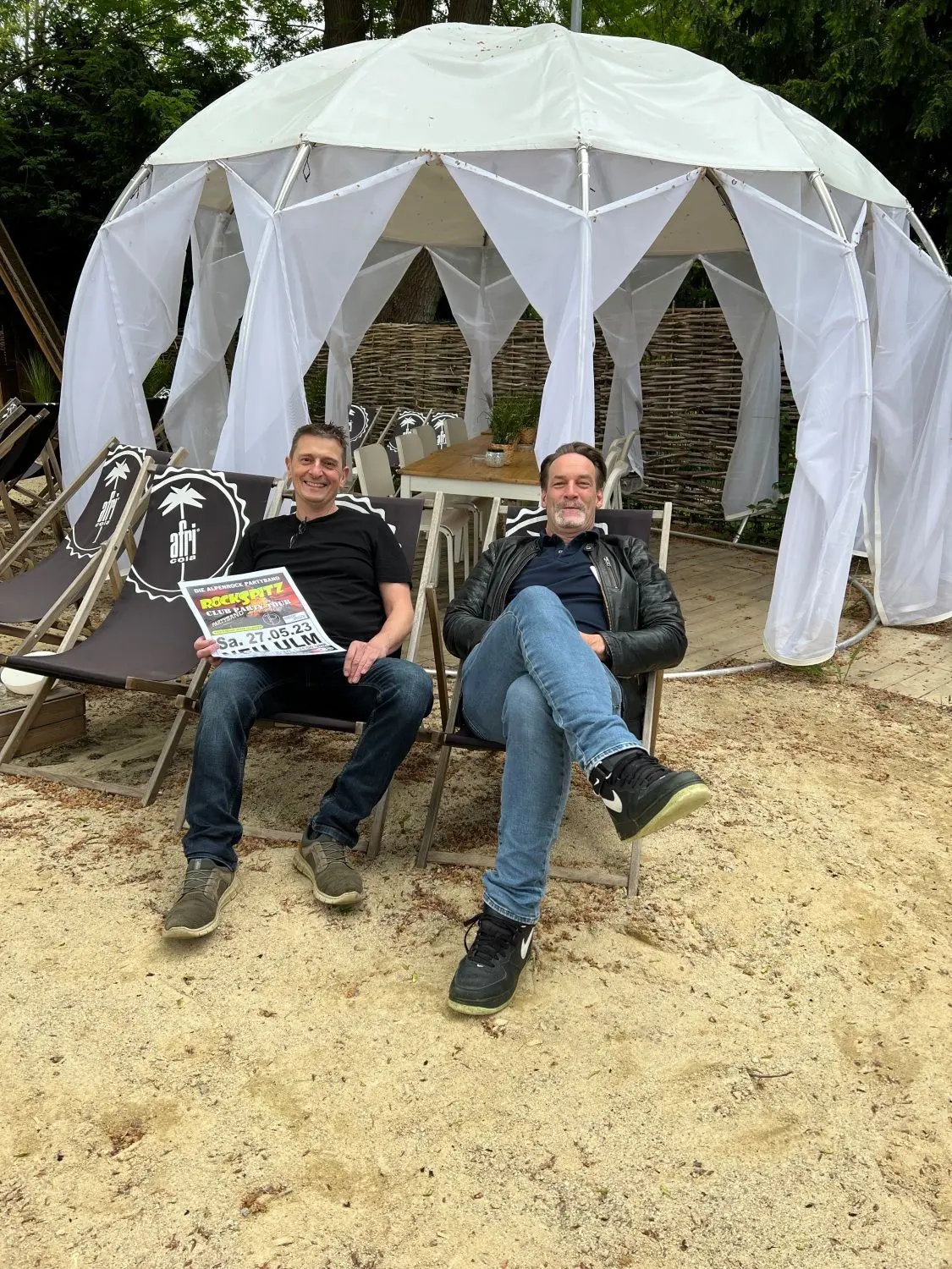 Die beiden Gastronomen sitzen schon mal Probe im Beach-Bereich.