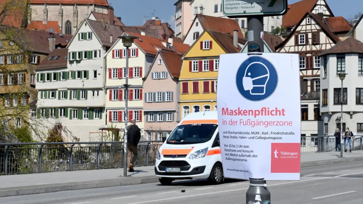 Ein Hinweisschild mit der Aufschrift: "Maskenpflicht in der Fußgängerzone" hängt In Tübingen in der Stadtmitte vor der Fußgängerzone.
21.04.2021, Baden-Württemberg, Tübingen: Ein Hinweisschild mit der Aufschrift: "Maskenpflicht in der Fußgängerzone" hängt In Tübingen in der Stadtmitte vor der Fußgängerzone. (zu dpa: "Corona-Modellprojekte geraten ins Schwanken") Foto: Bernd Weißbrod/dpa +++ dpa-Bildfunk +++