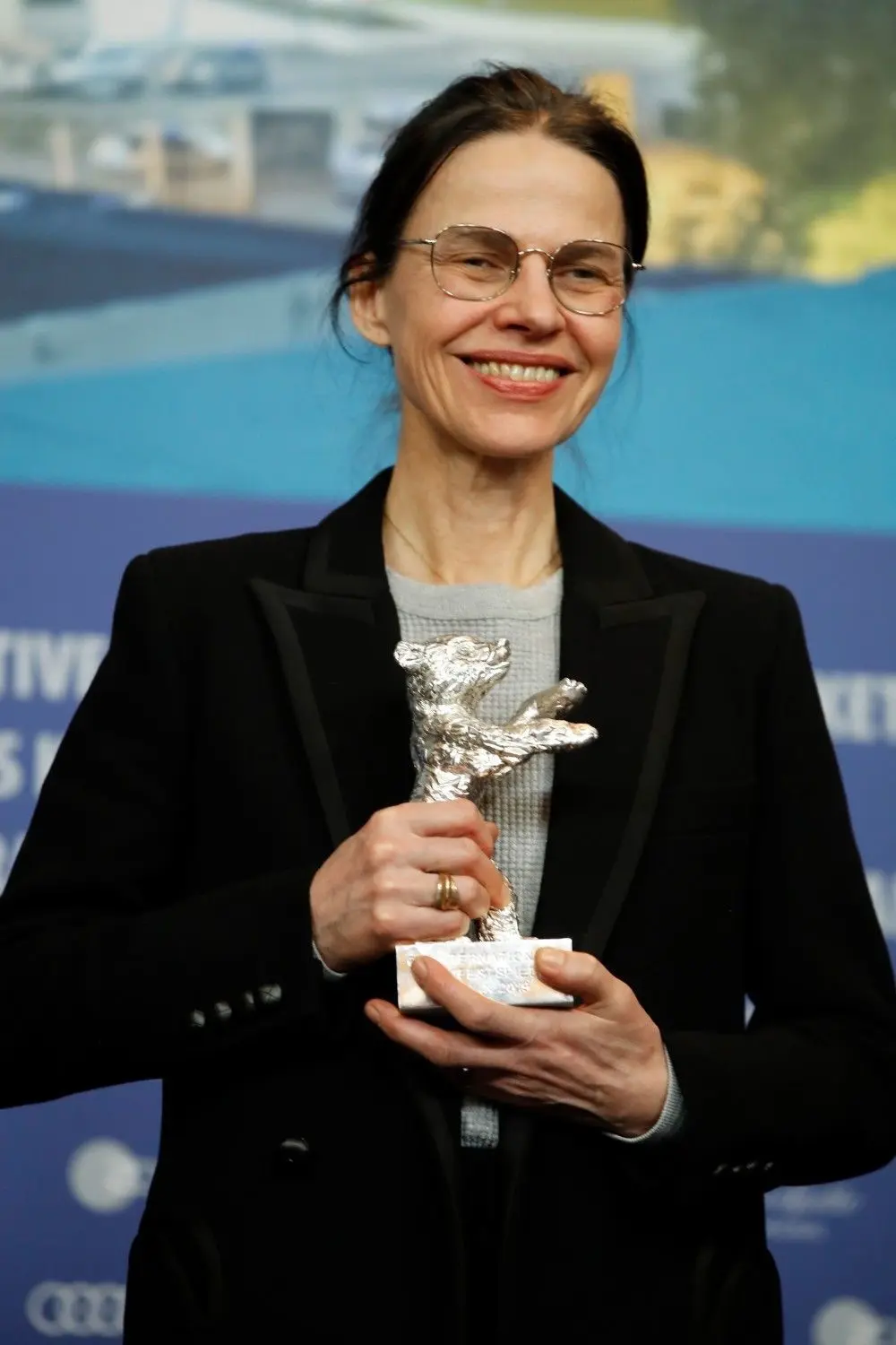 Der scheidende Berlinale-Direktor Dieter Kosslick hat Spaß mit dem Riesenbären der Jury, was wiederum die Juroren Juliette Binoche, Trudie Styler und Sebastian Lelio freut. Der Goldene Bär ging an den Israeli Nadav Lapid, und für zwei deutsche Filmemacherinnen gab es Silberne Bären: Angela Schanelec (links) und Nora Fingscheidt.⇥