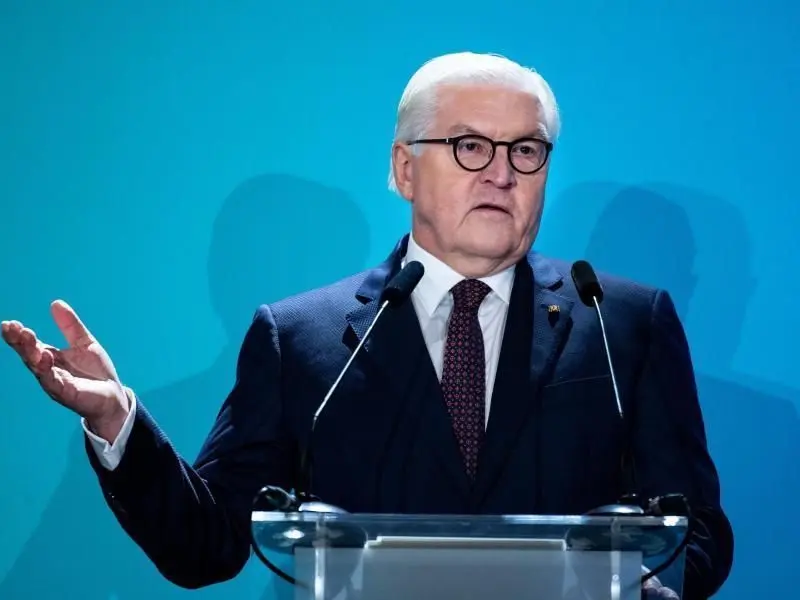 Bundespräsident Frank-Walter Steinmeier spricht bei der Feier anlässlich der Festivalwoche "30 Jahre Friedliche Revolution – Mauerfall" am Brandenburger Tor.