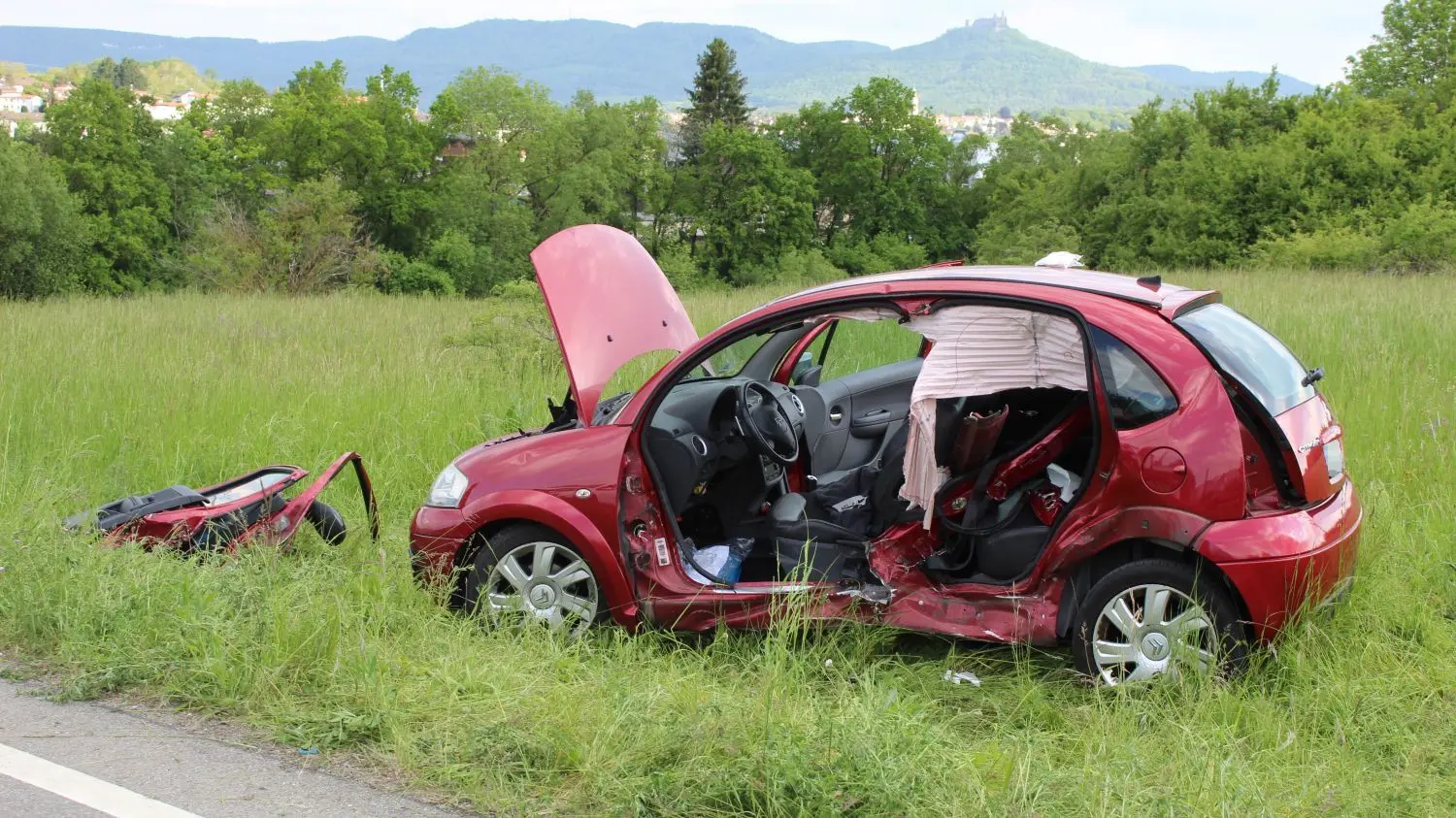 Nach der Kollision der beiden Fahrzeuge landete der Citroen auf einer Wiese neben der L 410.
