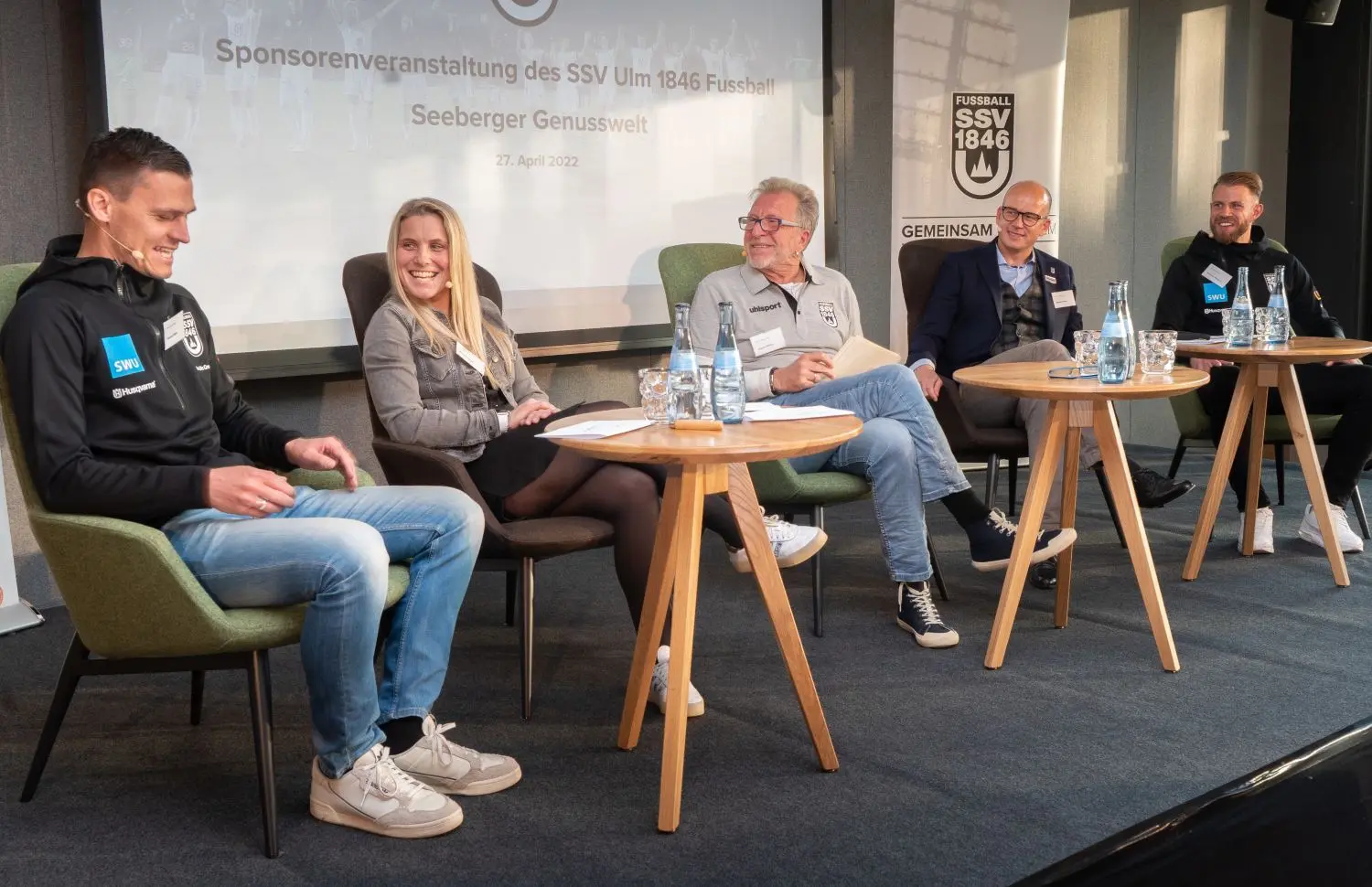 Talrkunde beim Sponsorenabend mit SSV-Trainer Thomas Wörle (l.), den Geschäftsführern Myriam Krüger und Markus Thiele (2. v. r.) und Kapitän Johannes Reichert. Moderiert hat Stadionsprecher Jürgen Ortlieb. ⇥