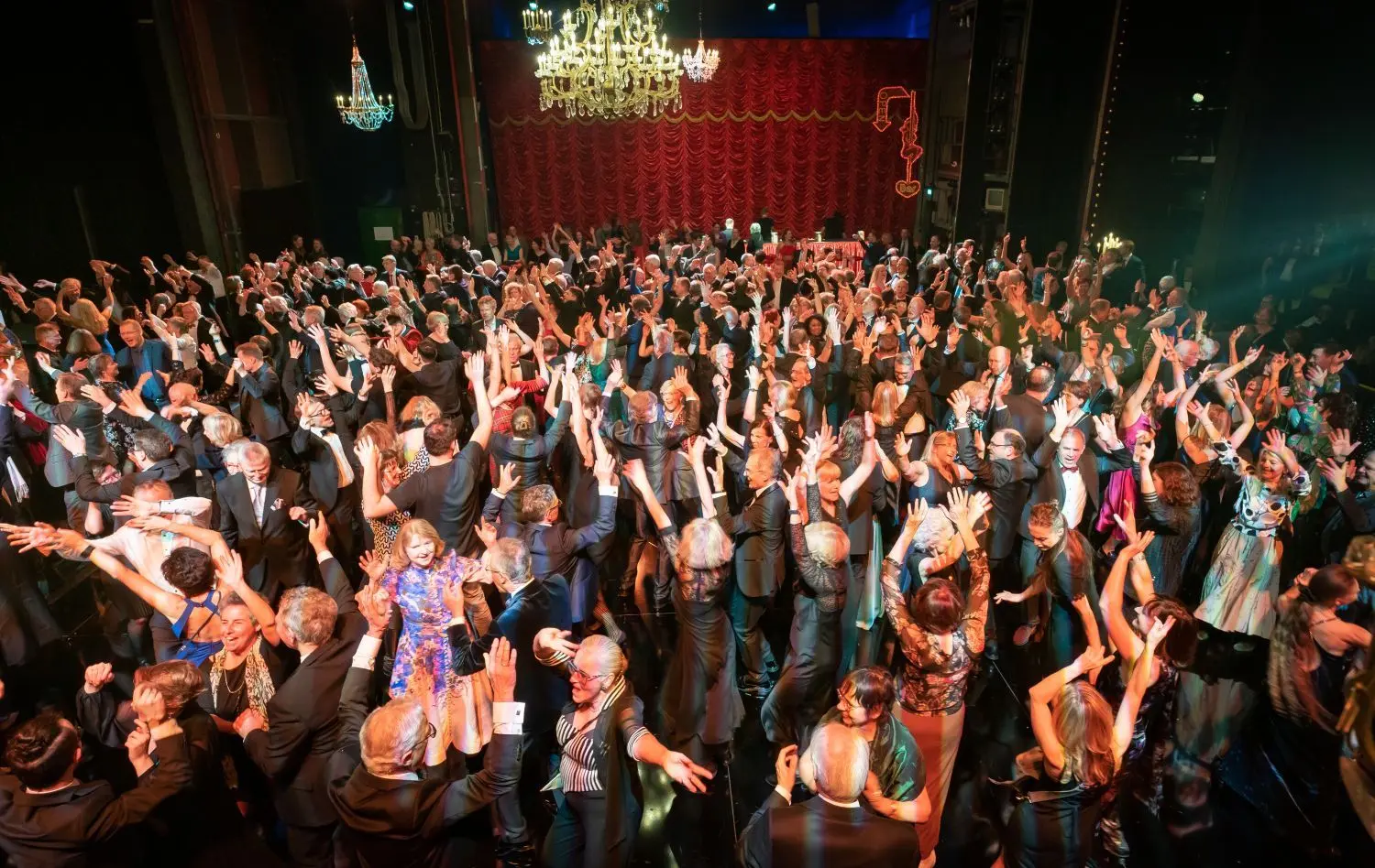 Keine Inszenierung, die auf dem Spielplan steht, sondern ein einmaliger Spaß: Die Besucherinnen und Besucher des Theaters selbst auf der Bühne des Großen Hauses.