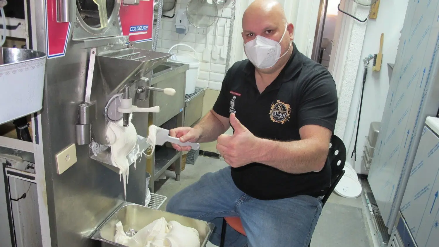 Michele an der Eismaschine: Hier kommt gerade das Vanilleeis frisch heraus.