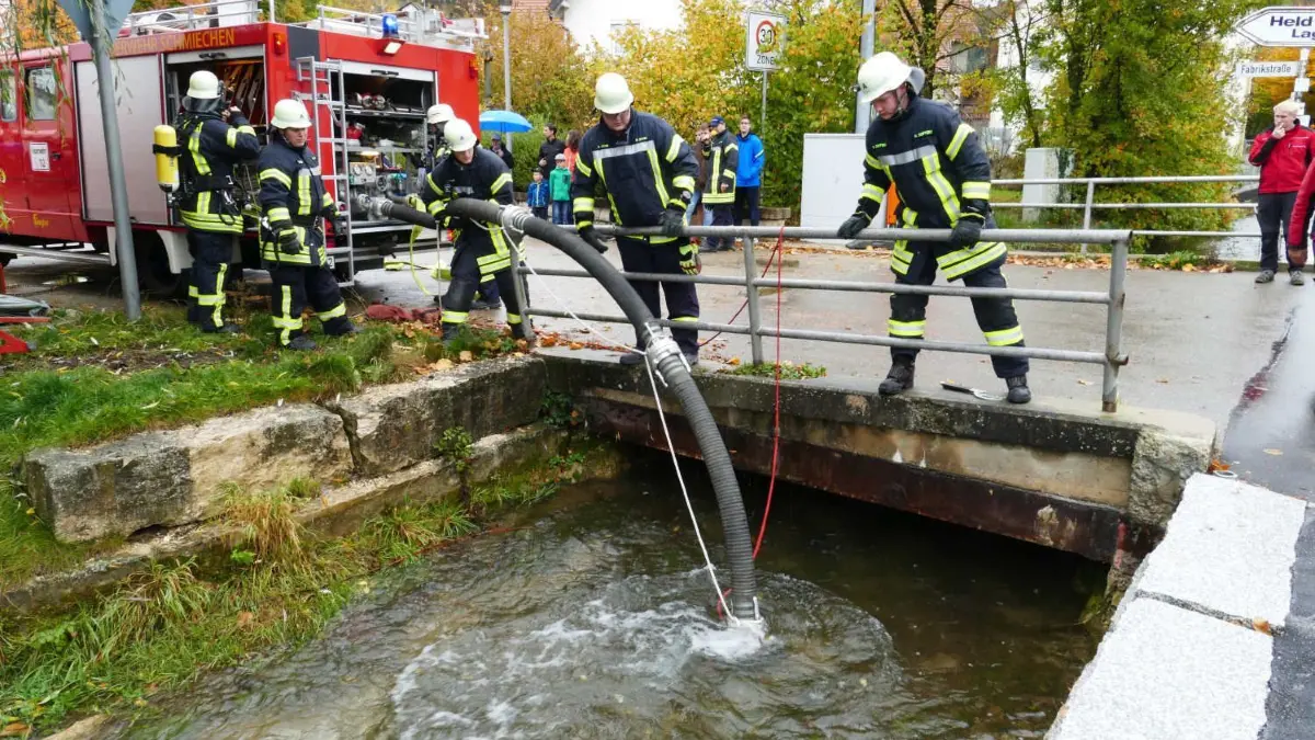 Die Feuerwehr Schmiechen saugt bei ihrer Hauptübung Wasser aus der Schmiech. ⇥