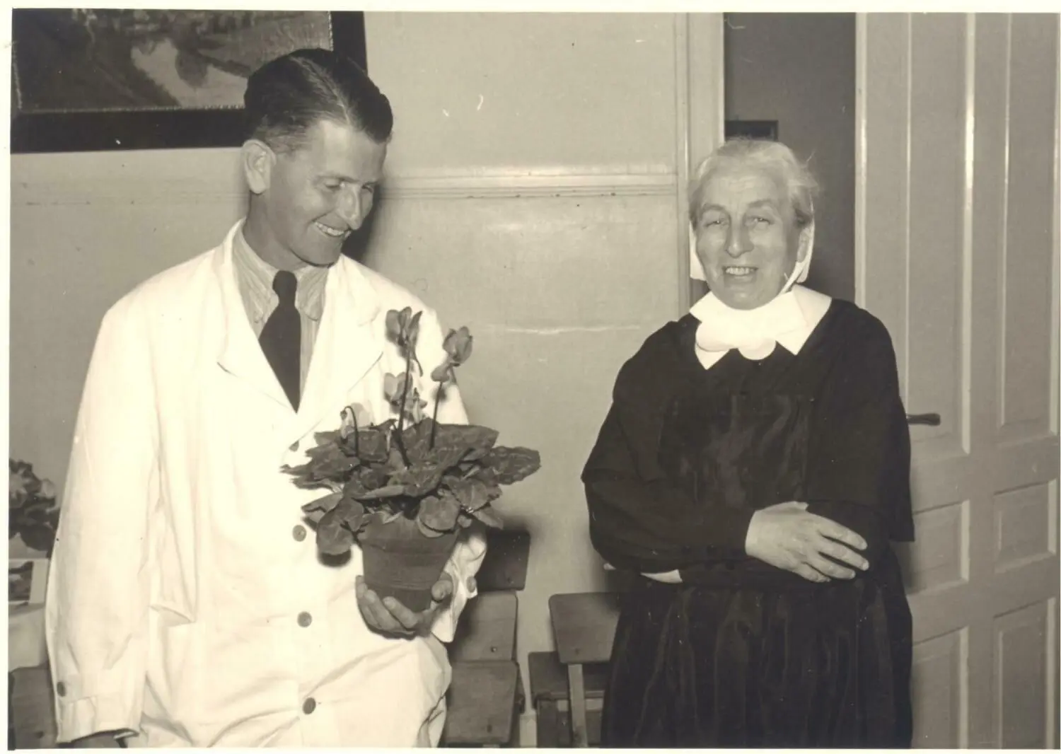 Dr. Fritz Hopfengärtner mit der Oberin Luise Gehring. Die Aufnahme entstand um 1955.