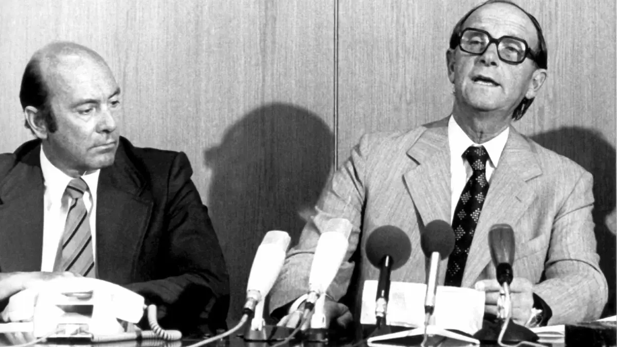 Hubys Interview mit Hans Filbinger läutete 1978 dessen Rücktritt ein. ⇥
ARCHIV - Der CDU-Politiker und baden-württembergische Ministerpräsident Hans Filbinger (r) gibt am 07. August 1978 in Stuttgart seinen Rücktritt bekannt und zieht damit die Konsequenzen aus der Kontroverse um seine Rolle als Marinerichter im Zweiten Weltkrieg. Links der Vorsitzende der CDU-Landesgruppe Baden-Württemberg in Bonn, Manfred Wörner. Filbinger starb am Sonntag in seinem Haus in Freiburg, bestätigte die Landesregierung am Montag (02.04.2007) in Stuttgart. Filbinger hatte das Land von Ende 1966 bis August 1978 regiert. Wegen seiner Tätigkeit als Marinerichter am Ende des Zweiten Weltkrieges war Filbinger von seinem Amt zurückgetreten. Foto nur sw. Foto: Karl Staedele dpa +++(c) dpa - Bildfunk+++ | Verwendung weltweit
Download am 14. 12. 2018 für FEUI
