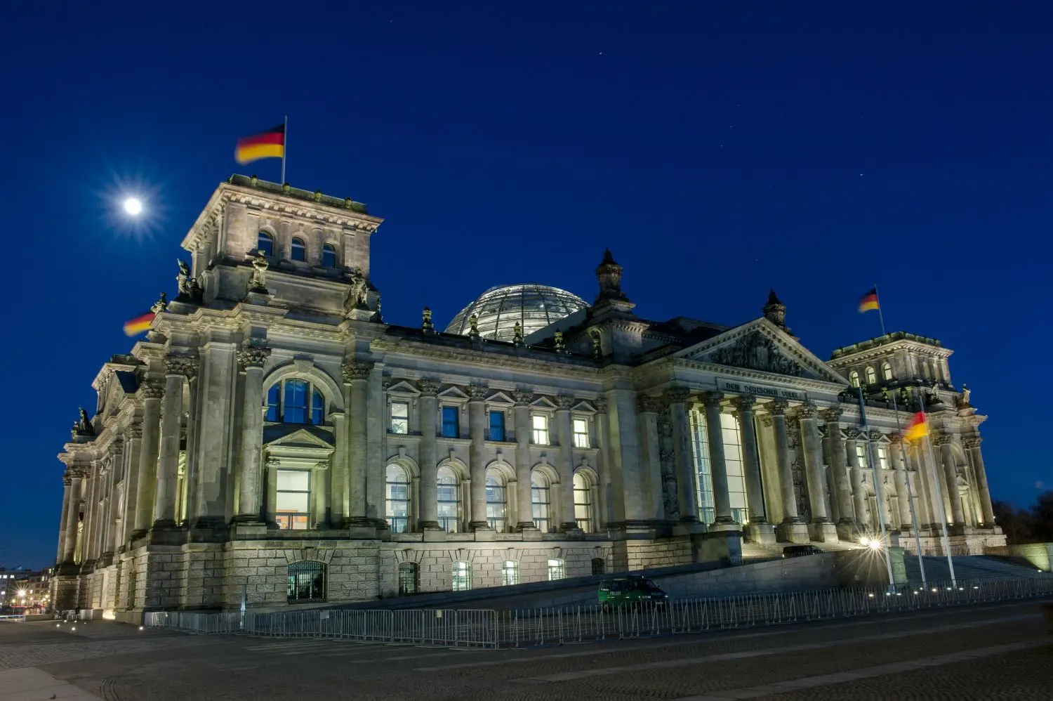 Der Reichstag in Berlin war lange Jahre die Wirkungsstätte des früheren CDU-Bundestagsabgeordneten Klaus Riegert. Jetzt hat ihn ein Gericht wegen Betrugs verurteilt. Er soll lukrative Nebeneinkünfte verschwiegen haben.⇥
