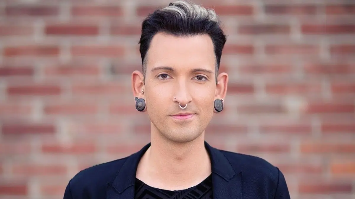 Fabian Kahl ist seit gut zehn Jahren einer der Kult-Händler beim ZDF-Format "Bares für Rares" und nun auch als Charakter bei den Bademeuseln zu finden.
... Fabian Kahl