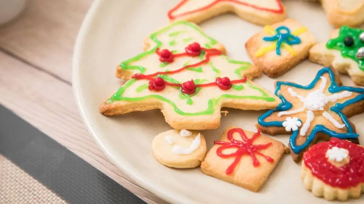 Weihnachtsplätzchen sollten nur in Maßen genossen werden. Aber gerade Kindern muss man erklären, wie viel Süßes erlaubt ist.⇥
ILLUSTRATION - Zum Themendienst-Bericht vom 18. November 2021: Frisch und knusprig schmecken selbstgebackene Plätzchen am besten. Wer sie per Post verschickt, lässt sie vor dem Verpacken am besten ganz auskühlen. Foto: Christin Klose/dpa-tmn - Honorarfrei nur für Bezieher des dpa-Themendienstes +++ dpa-Themendienst +++