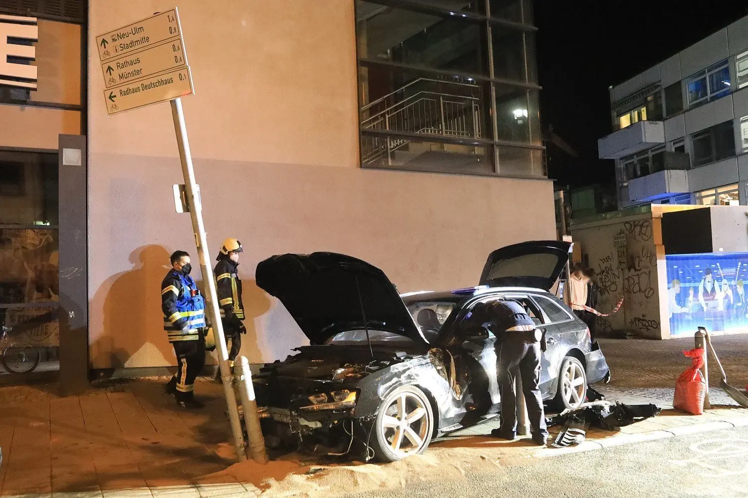 In der Neuen Straße ist ein 18-Jähriger mit seinem Auto in ein Gebäude gefahren.