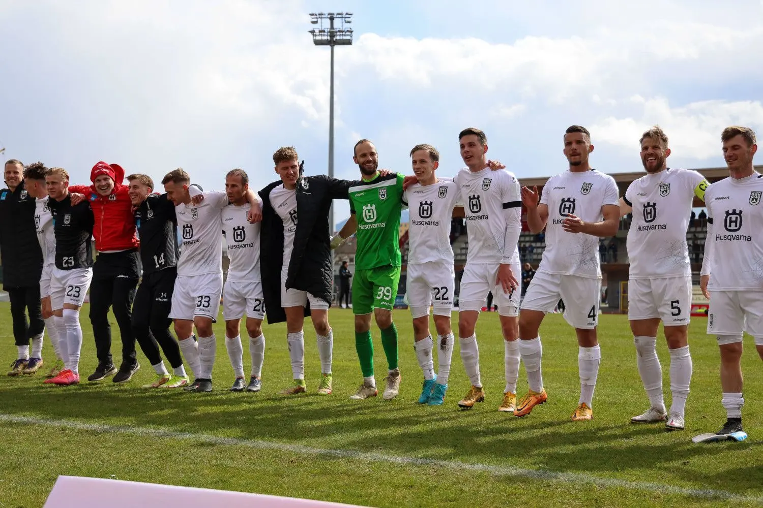 Große Freude bei den Spielern des SSV Ulm: Durch einen Blitzstart hat sich der Tabellenführer bei der TSG Balingen die nächsten wichtigen Punkte im Aufstiegskampf der Regionalliga Südwest gesichert.