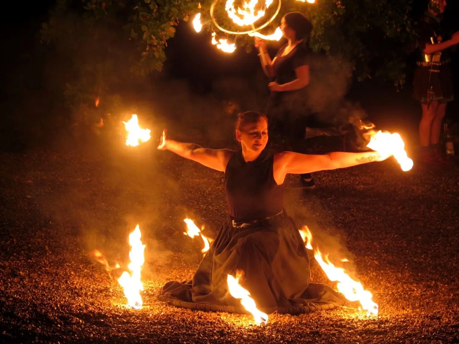 Was für ein Spektakel! Flammenjonglierende Feuerkünstler wirbelten durch die Nacht und brachten das Publikum zum Staunen.