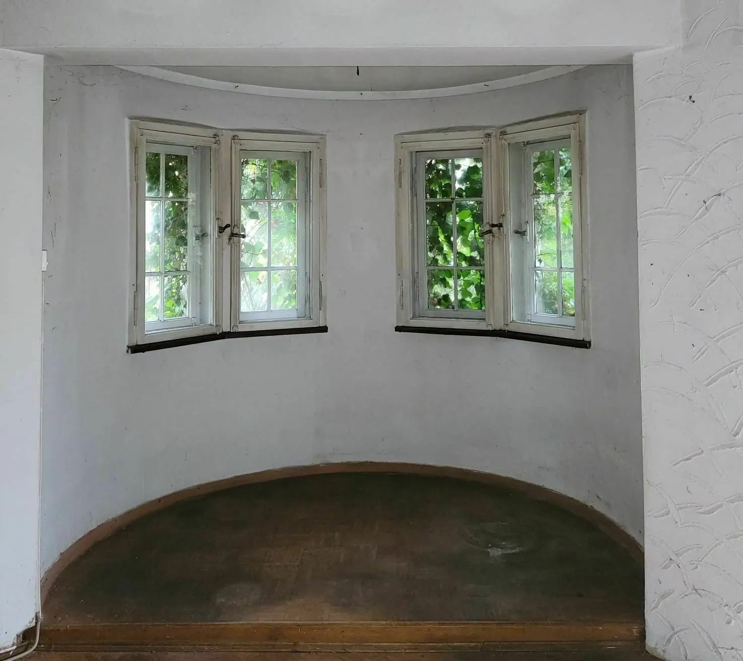 Dass Haus ist so eingewachsen, dass man von innen kaum durch die Fenster schauen kann.