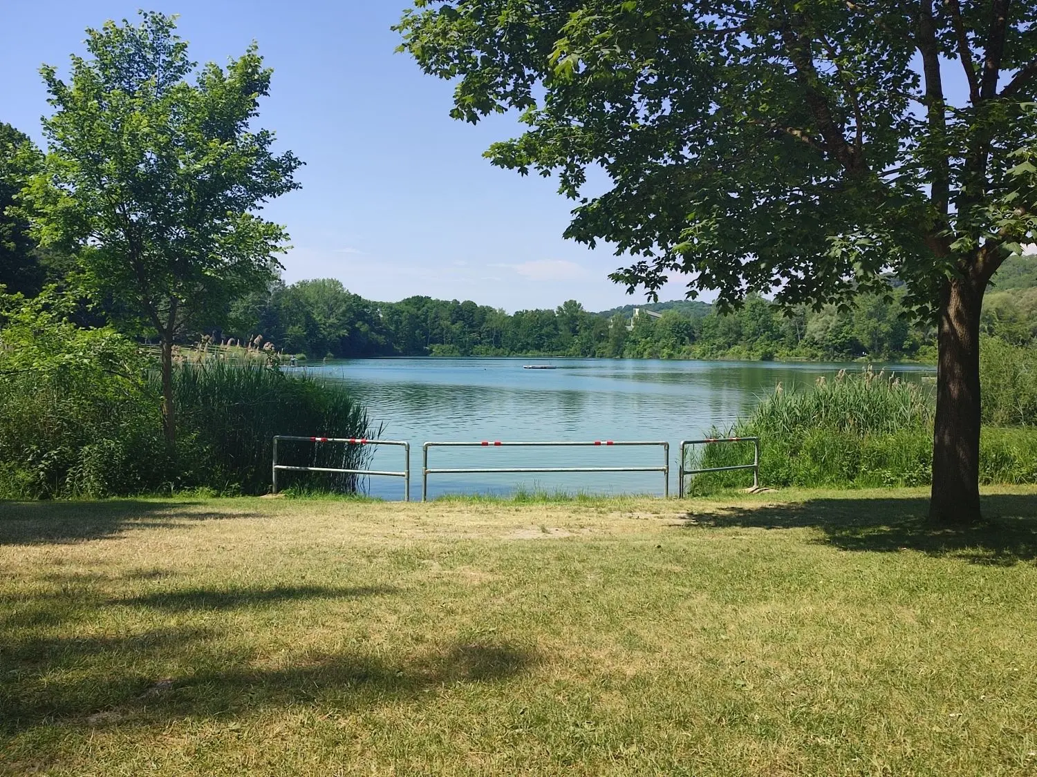Ohne Schild, fest einbetoniert: Die neuen Absperrungen am Pfuhler See werfen einige Fragen auf.