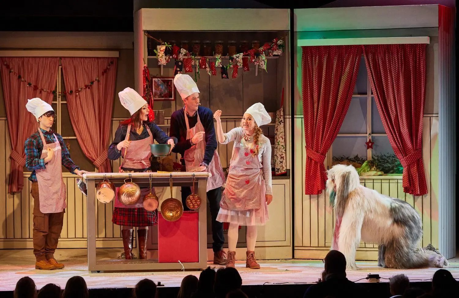 Vorpremiere des Kinder-Musicals „Die Weihnachtsbäckerei“ im Schmidts Tivoli auf der Bühne. Das Musical „Die Weihnachtsbäckerei“ von Rolf Zuckowski geht erstmals auf Deutschlandtour.