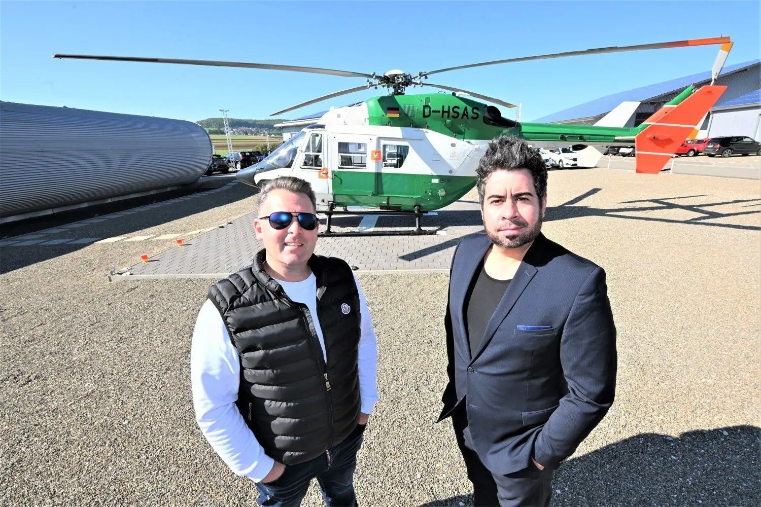 „Luxusautos und Helikopter“ heißt die Reportage, in der Sven und Michael Kanz dem SWR auch einiges aus ihrem Privatleben erzählen. Die Mehrheit der Menschen kennt die beiden vermutlich aus vorangegangenen Doku-Soaps privater Fernsehsender. Die Produktion aus Stuttgart dürfte von ganz anderer Gewebestruktur sein, mit dem richtigen Blick auf die Alb und viel Lokalkolorit.