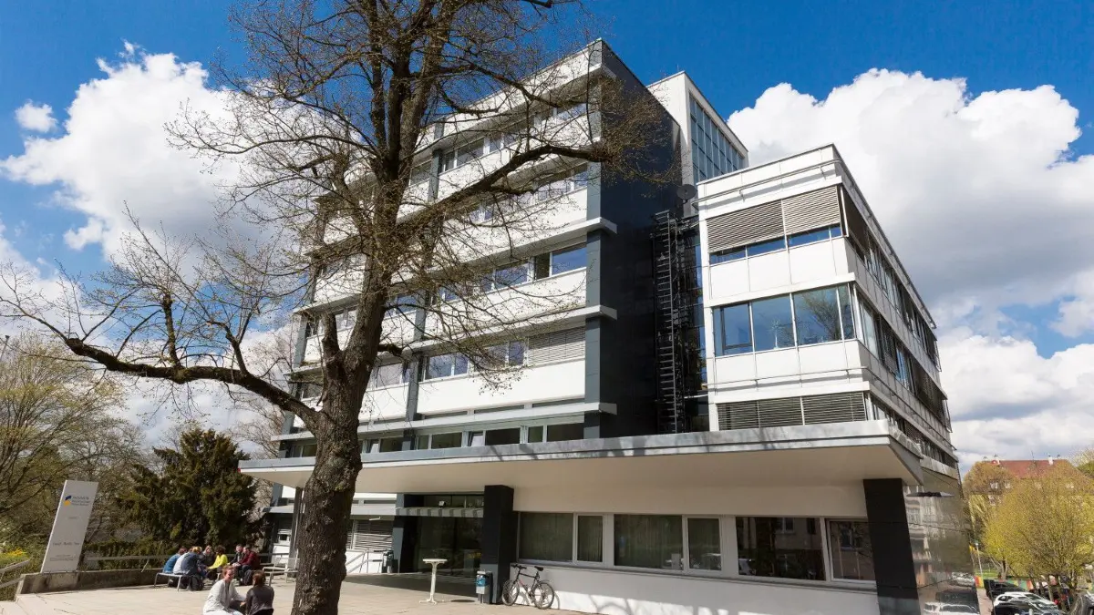 300 Erstsemester machen seit dem 19. März neu auf dem Campus der Hochschule für Wirtschaft und Umwelt (HfWU) ihre ersten Erfahrungen mit dem Studium in Geislingen.
HfWU Geislingen, Gebäude Parkstraße, Außenansicht