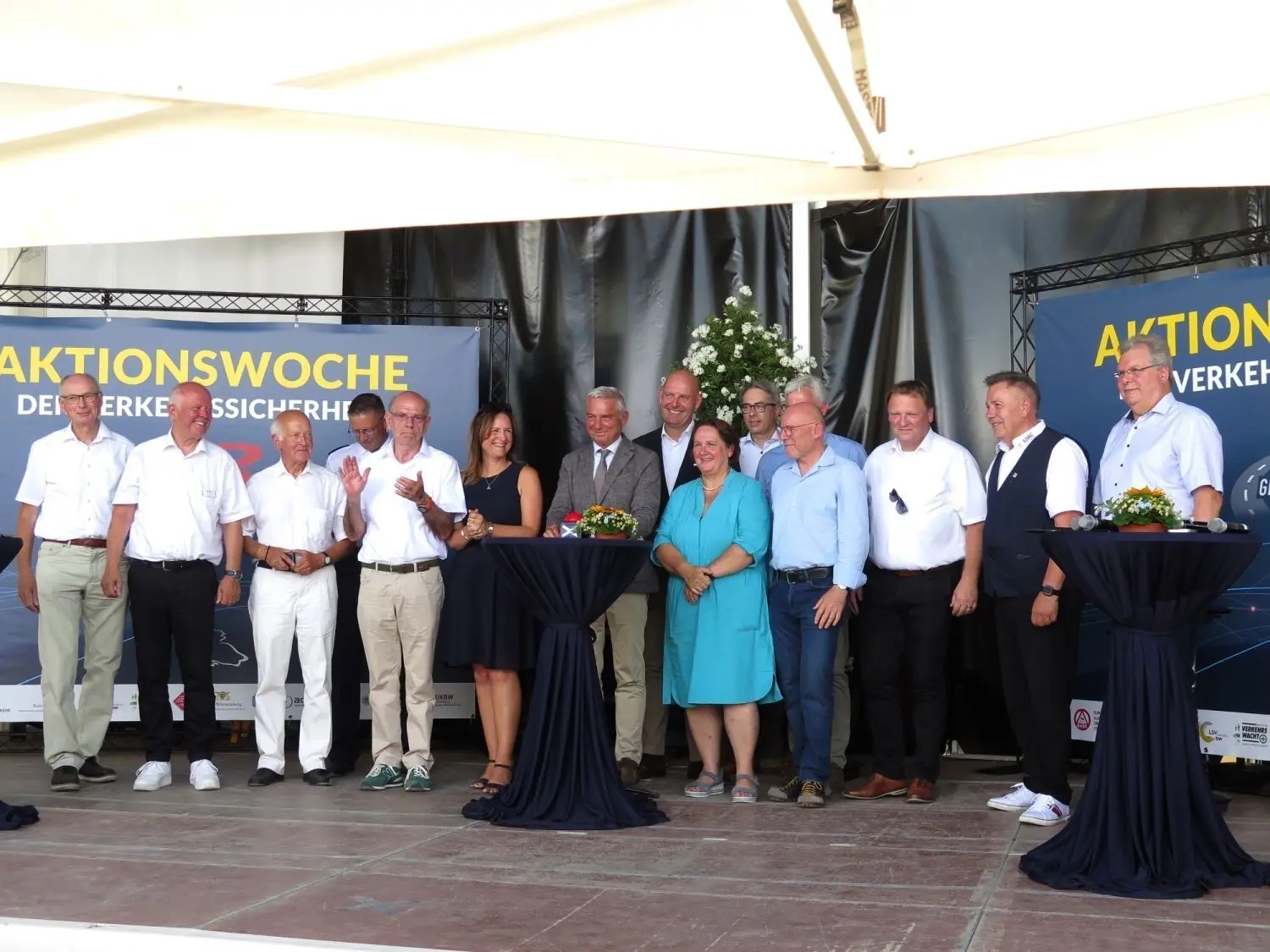 Gemeinsam für mehr Verkehrssicherheit: Innenminister Thomas Strobl, Kultusministerin Theresa Schopper und Verkehrsminister Winfried Hermann (vorne, Mitte) sowie Vertreter verschiedener Institutionen.