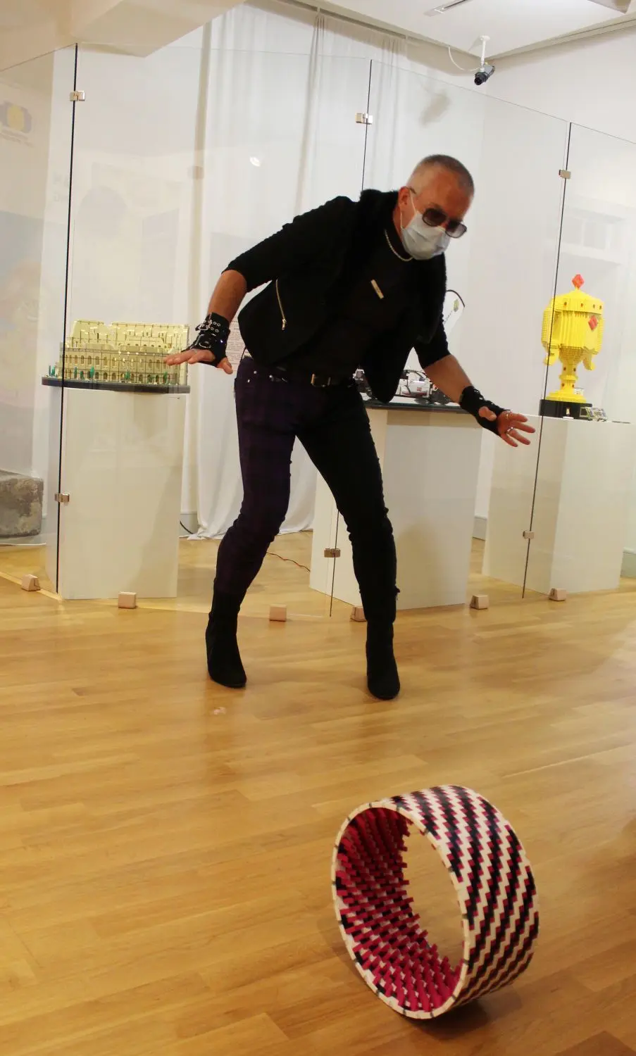 Er bringt die Steine ins Rollen: Andreas Reikowski alias „Zypper“ vom Verein Schwabenstein 2x4 e. V., der die Ausstellung gemacht hat, mit einer Rotationsskulptur aus Legosteinen.