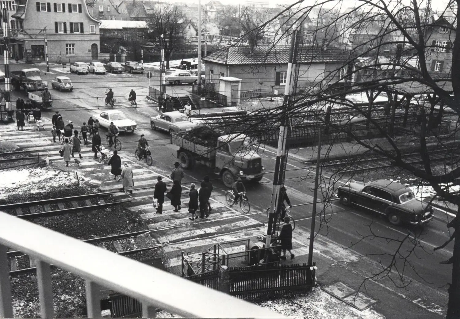 Der Bahnübergang in der Stadtmitte war bis zum Bau der neuen Brücke die einzige Verbindung für Fußgänger und Fahrzeuge zwischen Eislingen Nord und Süd.