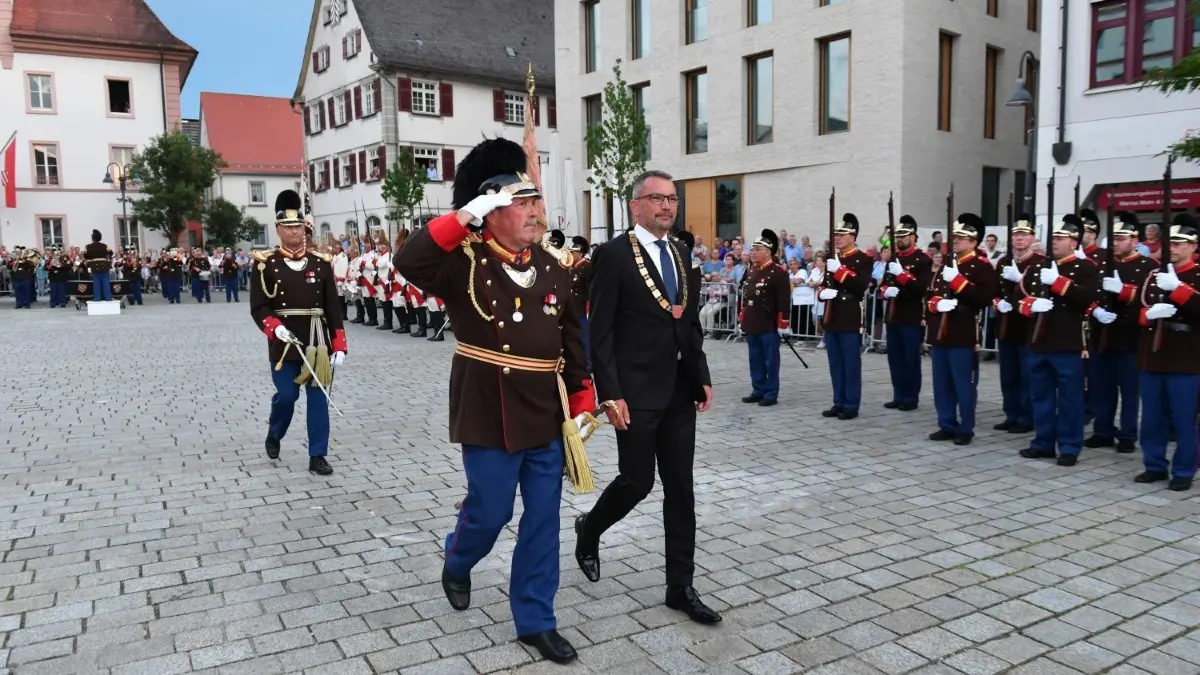 Das Jahr 2022 war wieder ein Jahr der Extreme. Doch fand andererseits auch wieder ein sehr großer Teil des Vor-Corona-Lebens statt. So auch der traditionelle Große Zapfenstreich der Ehinger Bürgerwache, bei dem auch Oberbürgermeister Alexander Baumann (vorne rechts) seinen Auftritt hatte. ⇥⇥