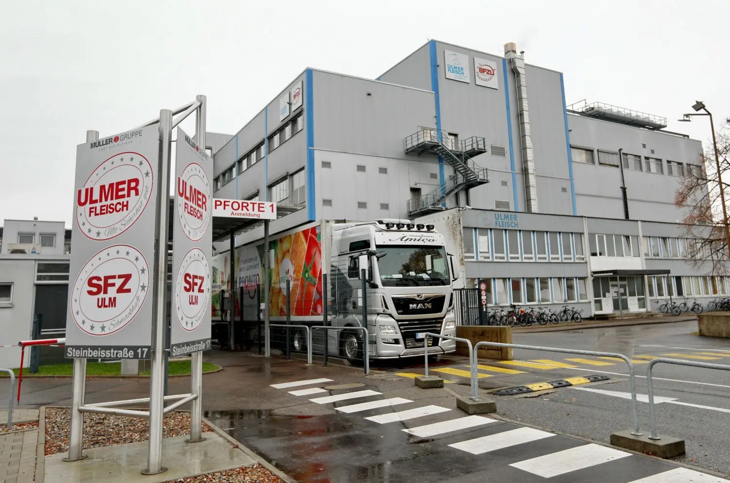 Im Schlachthof in Ulm sind mehrere Mitarbeiter positiv auf Corona getestet worden.