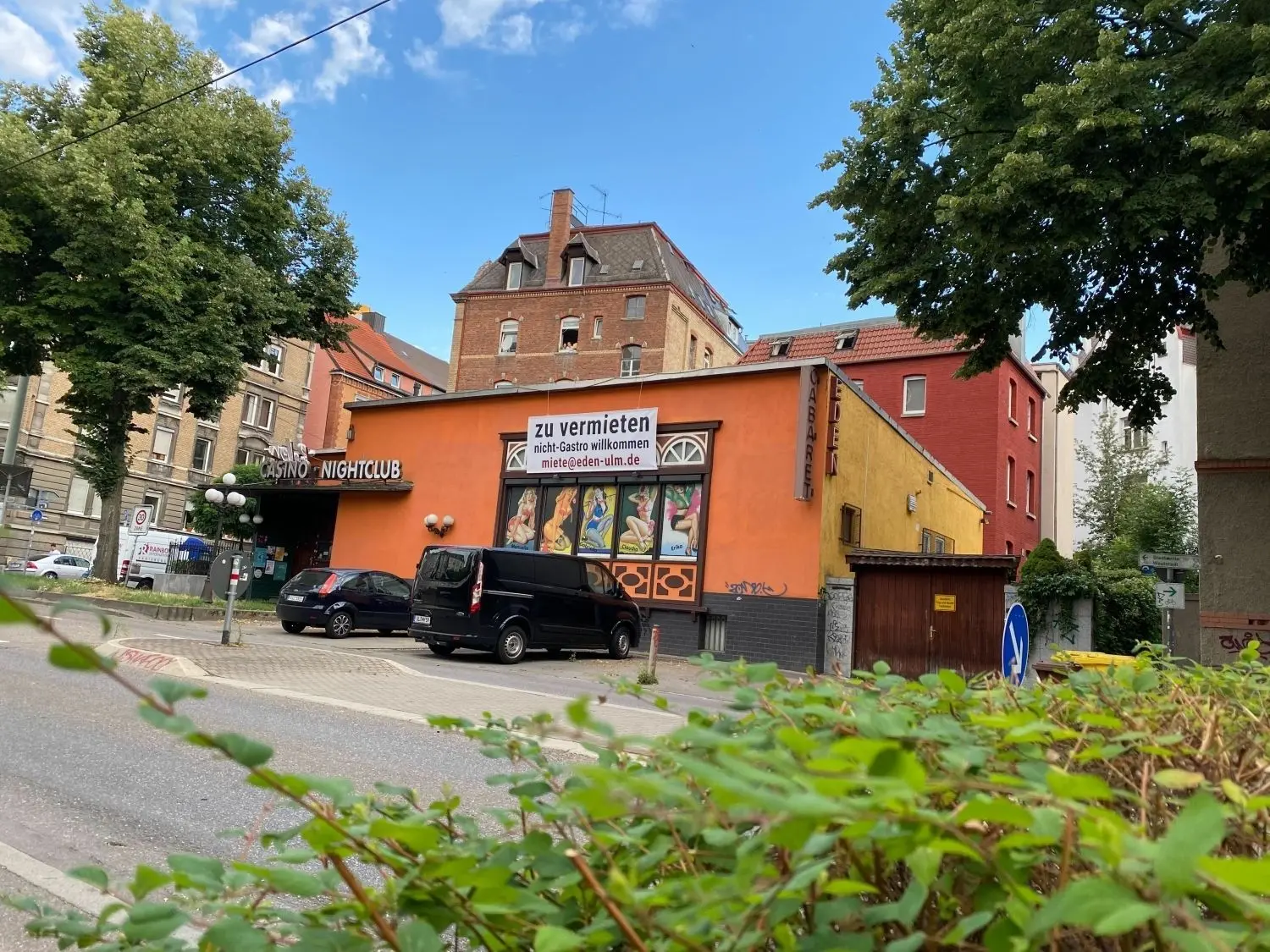 Das Eden in Ulm sucht Nachfolger, die es trotz Bürokratie weiterführen. Ein großes Banner am Gebäude auf der Karlstraße zeigt: Nachmieter werden gesucht.