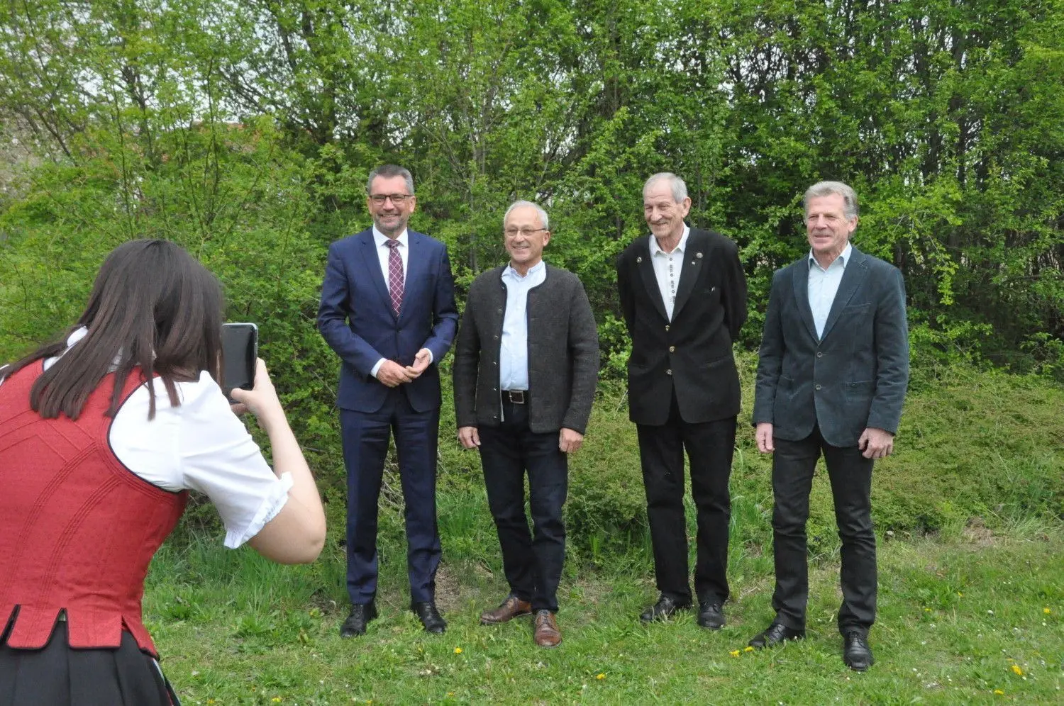 Gruppenfoto mit Stadtoberhaupt Alexander Baumann (links) und den drei Kirchener Ortsvorstehern Roland Hess (aktuell; 2. von links), Willibald Dreher und Alfred Schrode (rechts).⇥