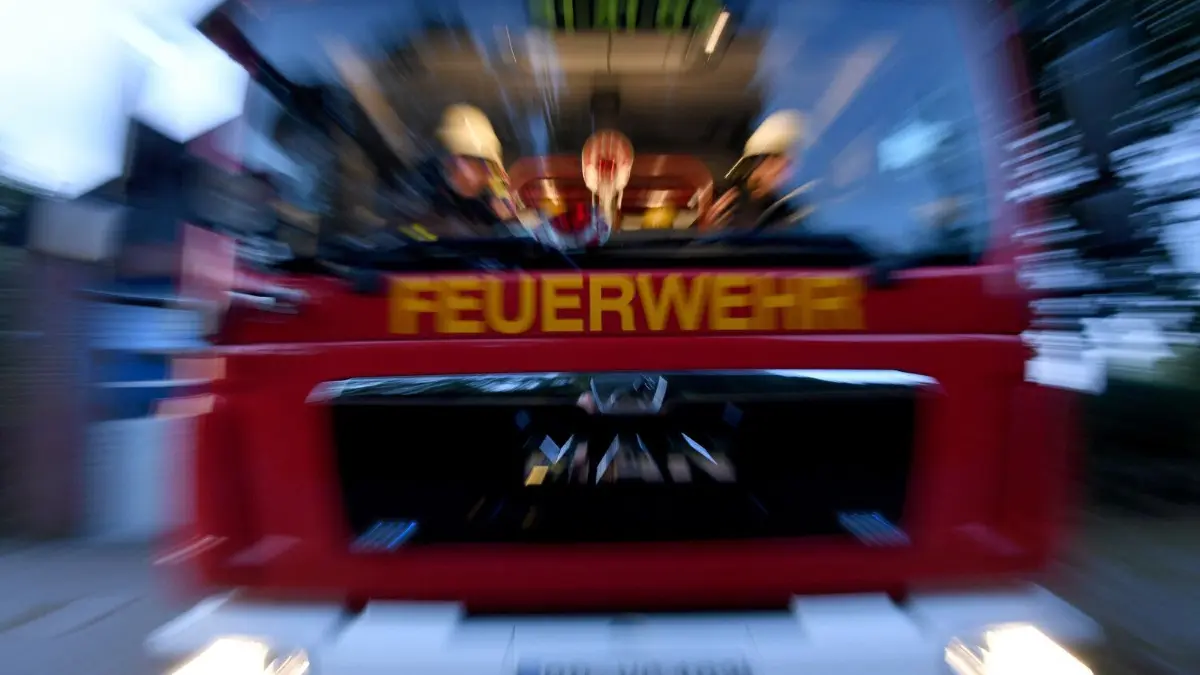 Aufgrund von Gasgeruch in einem Wohnhaus rückte am frühen Sonntagmorgen die Feuerwehr in Pfullingen aus.
ARCHIV - 17.07.2019, Schleswig-Holstein, Aukrug-Homfeld: Feuerwehrmänner der freiwilligen Feuerwehr Aukrug-Homfeld sitzen in ihrem Fahrzeug. (Zu dpa: «Freiwillige Feuerwehren im Norden mit Mitgliederzuwachs») Foto: Carsten Rehder/dpa +++ dpa-Bildfunk +++