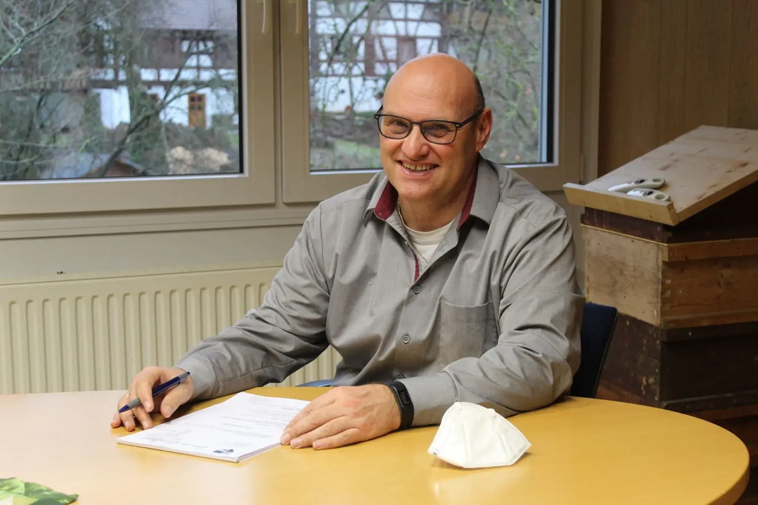 Die Maske immer griffbereit: Weil der Abstand fürs Gespräch in seinem Büro nicht groß genug gewesen wäre, wurden im Sitzungssaal die Möbel geräumt.