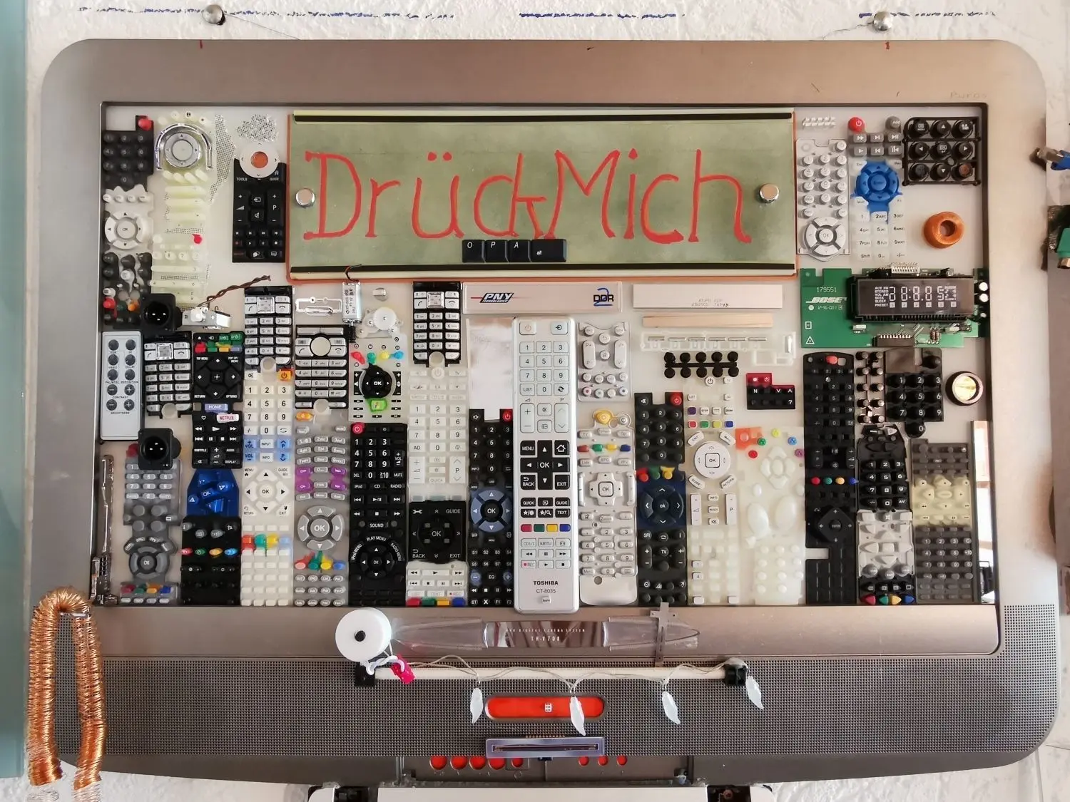 „Drück mich“: Ein Werk aus alten TV-Fernbedienungen.