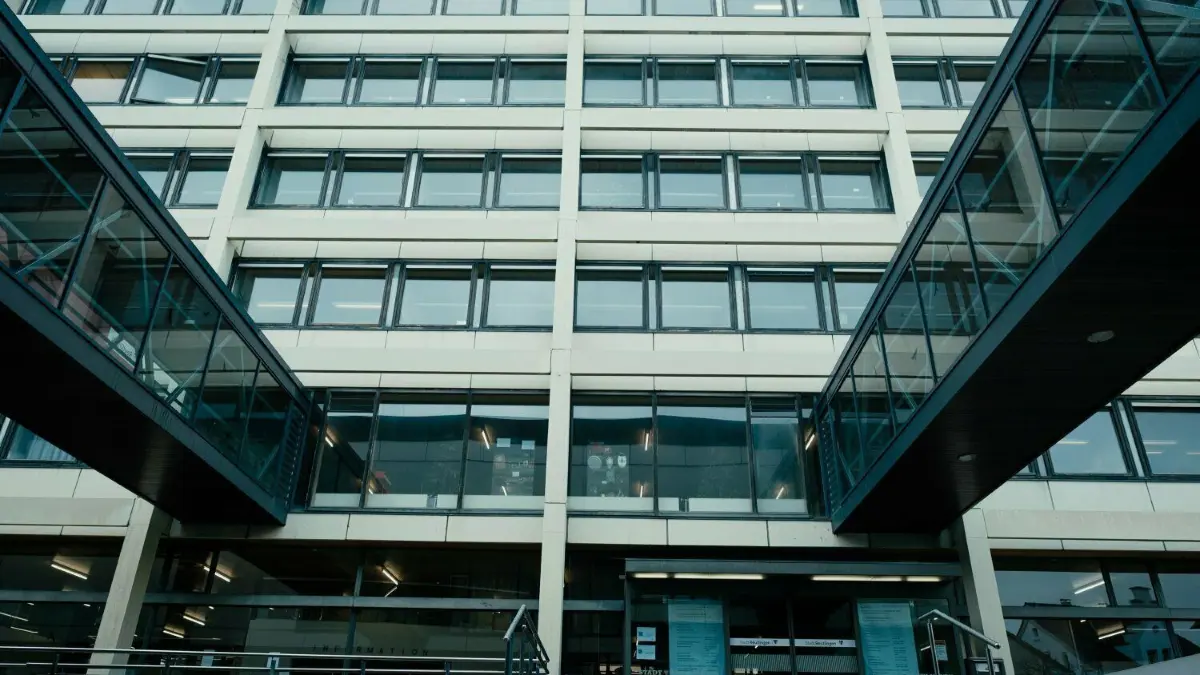 Das Rathaus in Reutlingen soll saniert werden. Hierfür braucht es jede Menge Geld – und ein Konzept, das diese Maßnahme überhaupt ermöglicht. Die Stadt will deshalb auf Sparmaßnahmen zurückgreifen, die auf Erkenntnissen aus der Pandemie fußen. ⇥
Rathaus Reutlingen Sanierung geplant