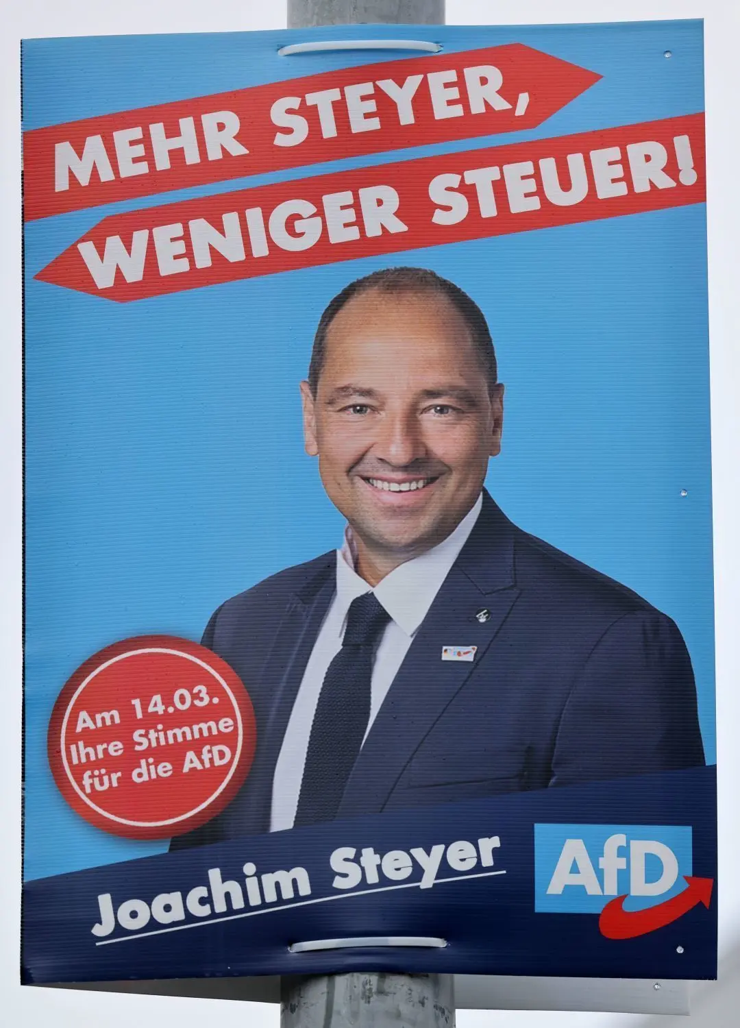 Joachim Steyer wurde für den Landtagswahlkampf der AfD vor Himmelblau in Szene gesetzt.⇥