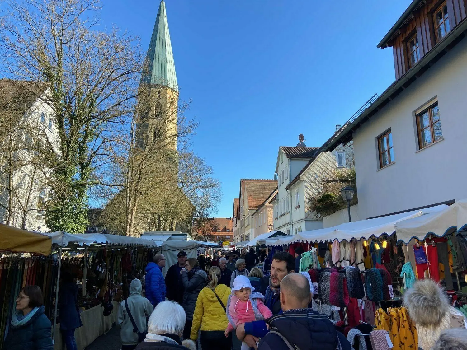 Der Krämermarkt auf dem Pferdemarkt Gaildorf ist gut besucht.